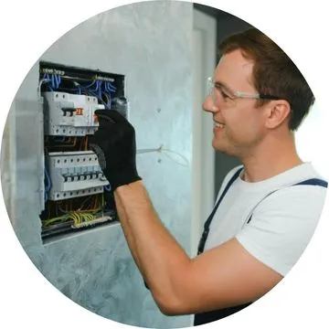 Eletricista comercial participando de curso de atualização profissional
