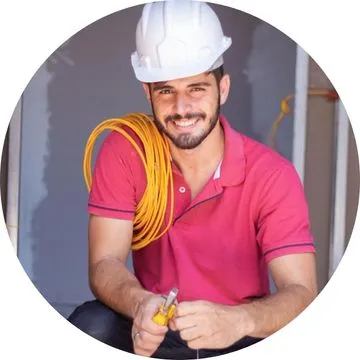 Eletricista comercial usando EPIs e seguindo normas de segurança no trabalho