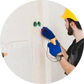 Eletricista comercial enfrentando desafios técnicos e operacionais em São Paulo SP