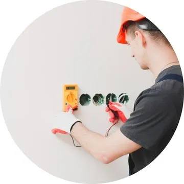 Eletricista comercial desempenhando suas principais responsabilidades em ambiente empresarial